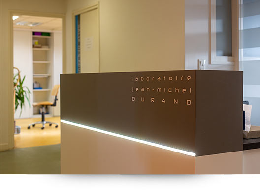 Photo du comptoir à l'accueil du laboratoire prothésiste dentaire Jean-Michel DURAND à Nantes